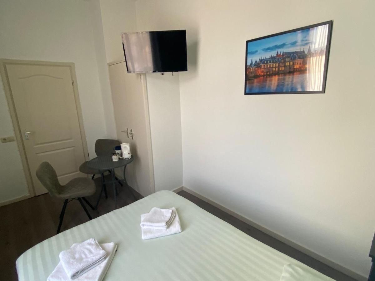 't Sonnehuys 2* The Hague